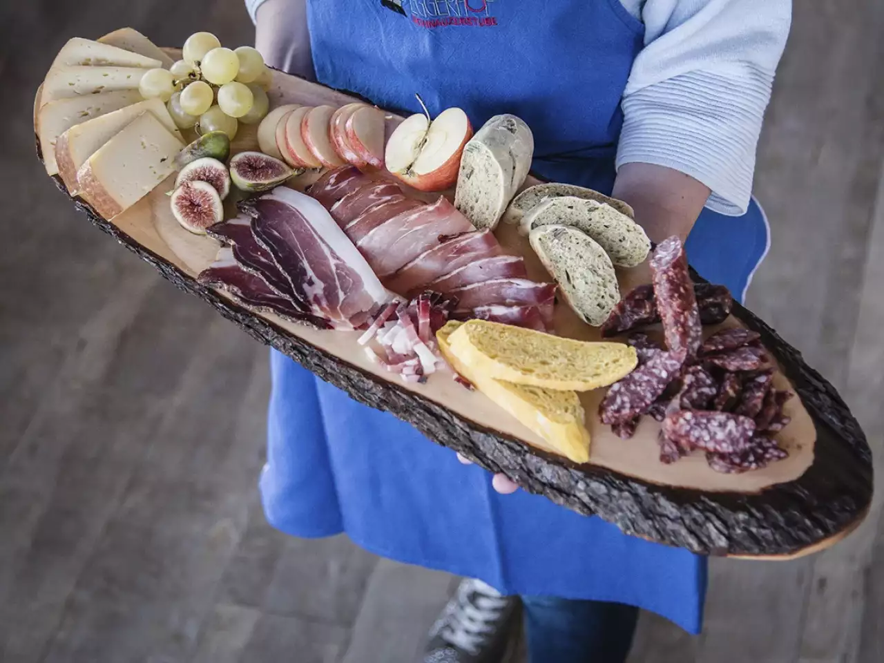 Das Bild zeigt eine typische Jause der Region 