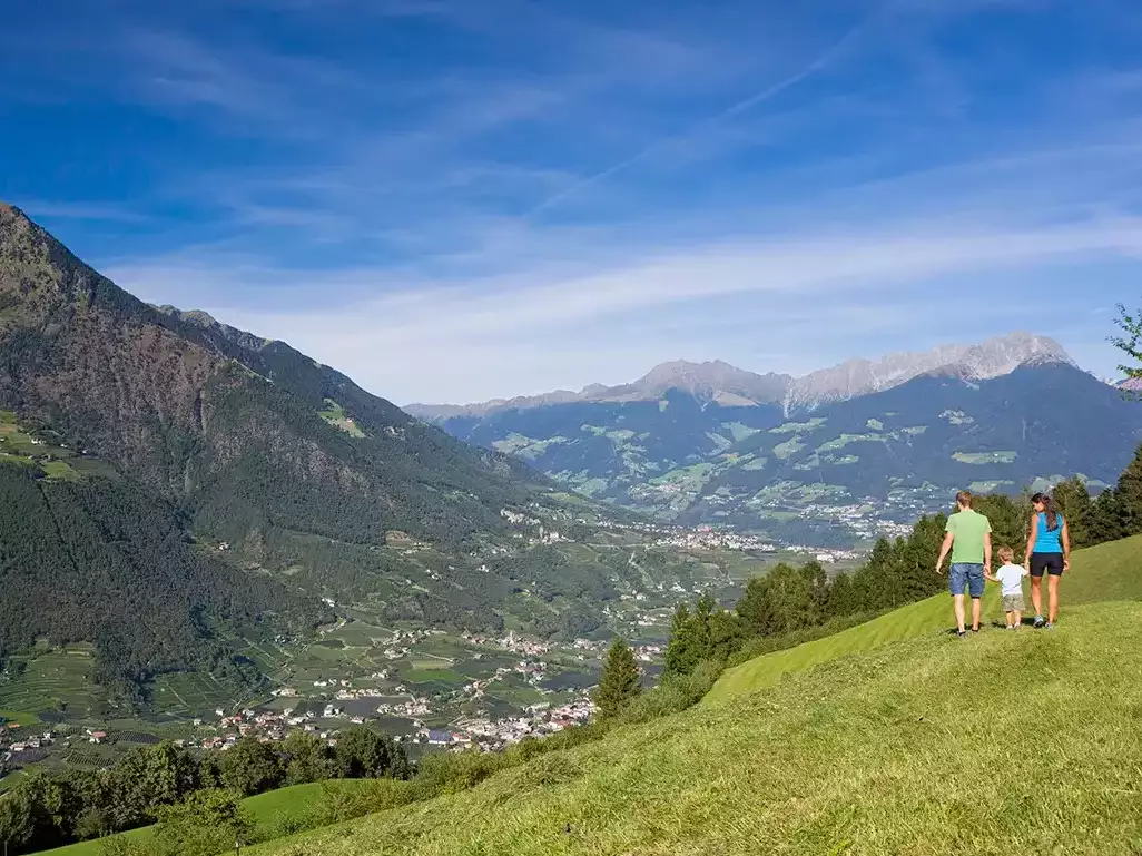 Das Bild zeigt St. Leonhard im Passiertal vom Berg aus