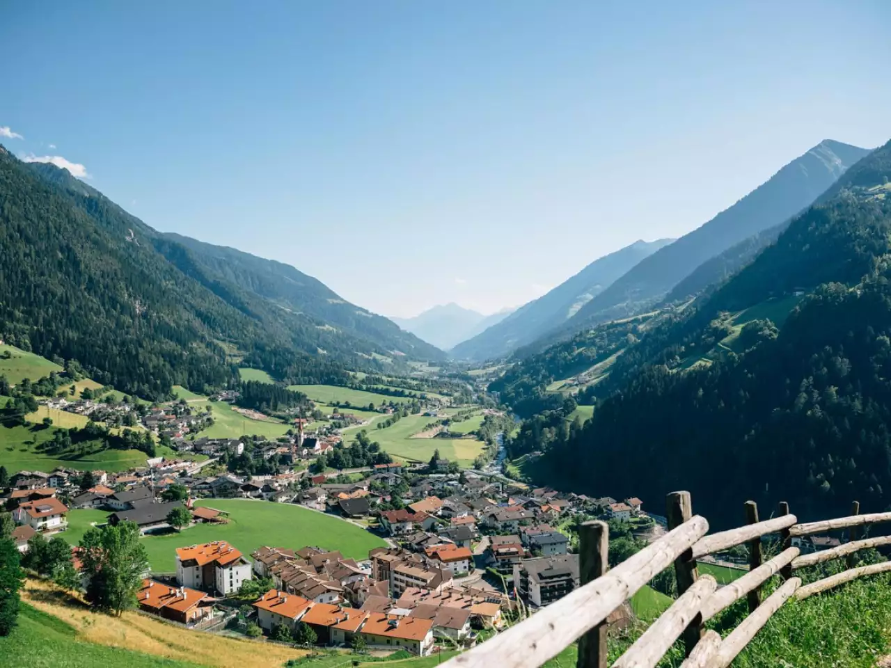 Das Bild zeigt St. Leonhard im Passiertal vom Berg aus