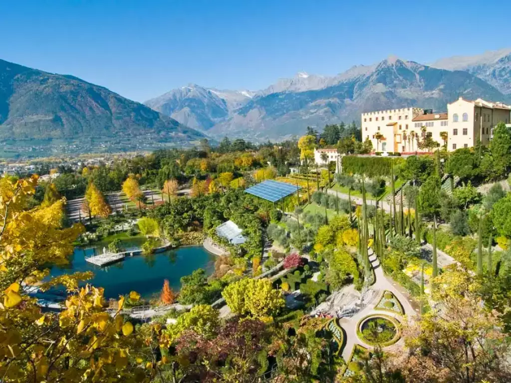 Das Bild zeigt Schloss Trautmannsdorf von der Ferne aus