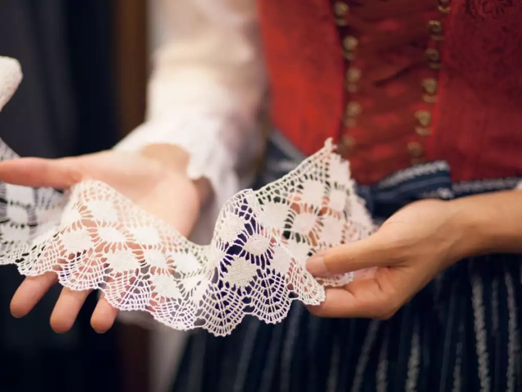 Das Bild zeigt eine Handarbeit - traditionelle Tracht